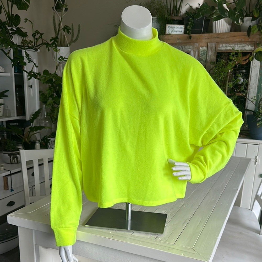 Neon fluorescent Yellow crewneck, long sleeve sweatshirt Women's Top ARDENE NWT
